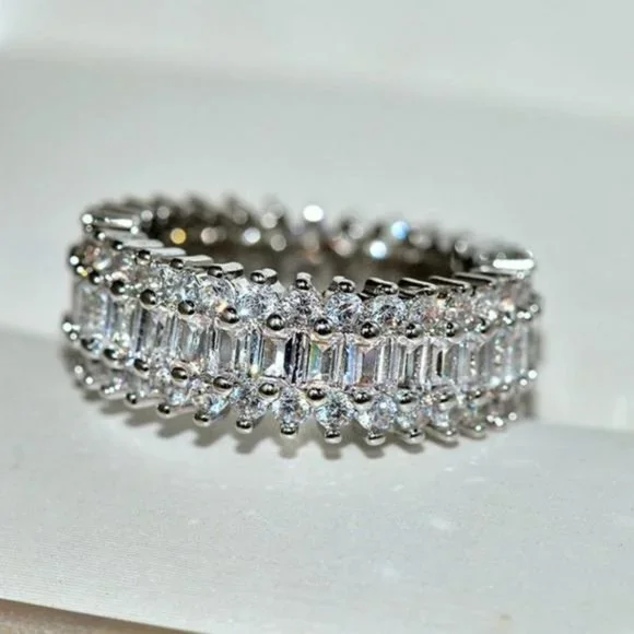 18K GOLD BAGUETTE ROUND DIAMOND ETERNITY RING, CUTE RING, SHINY RING. - Picture 5 of 7